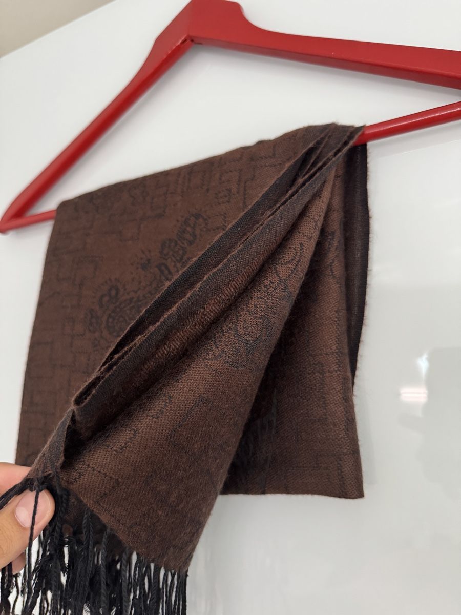 Foulard & Sciarpe: Brauner Kaschmirschal mit Fransen - im Herbst/Winter-Look – Usato da Grenchen venduto da servet.t 1