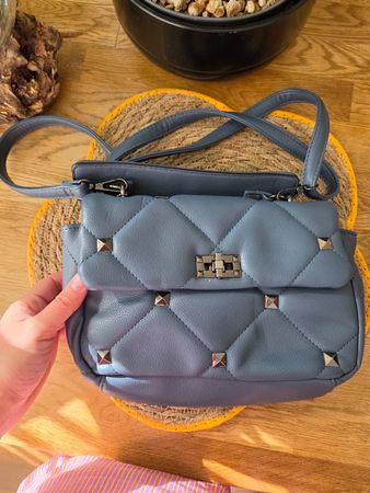 Blaue gesteppte Schultertasche mit Nieten