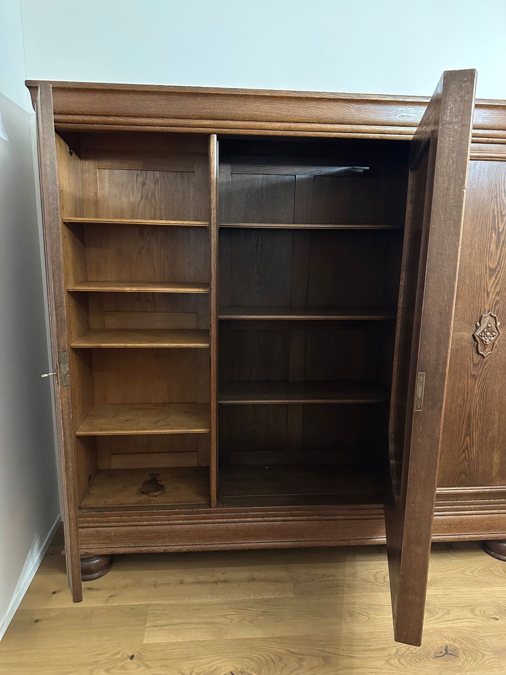 Armadi: Massiver Bücherschrank, Eiche dunkel, 2019 restauriert – Usato da Winterthur venduto da Wiesentroll54 2