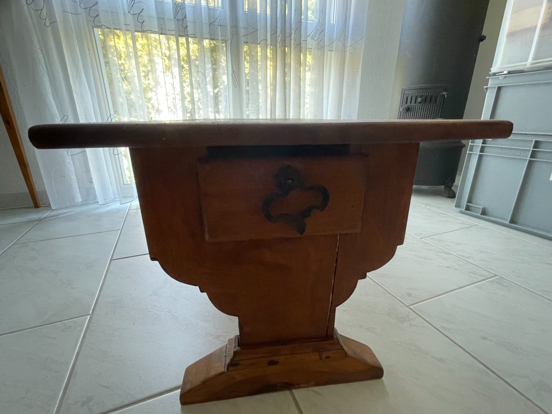 Set di tavolo e panche: ALTE HOLZBANK  MIT SEITEN-SCHUBLADEN – Usato da Uhwiesen venduto da Uhwiesen 1