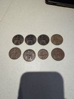 7 One Penny Münzen und 1 Half Penny Münze