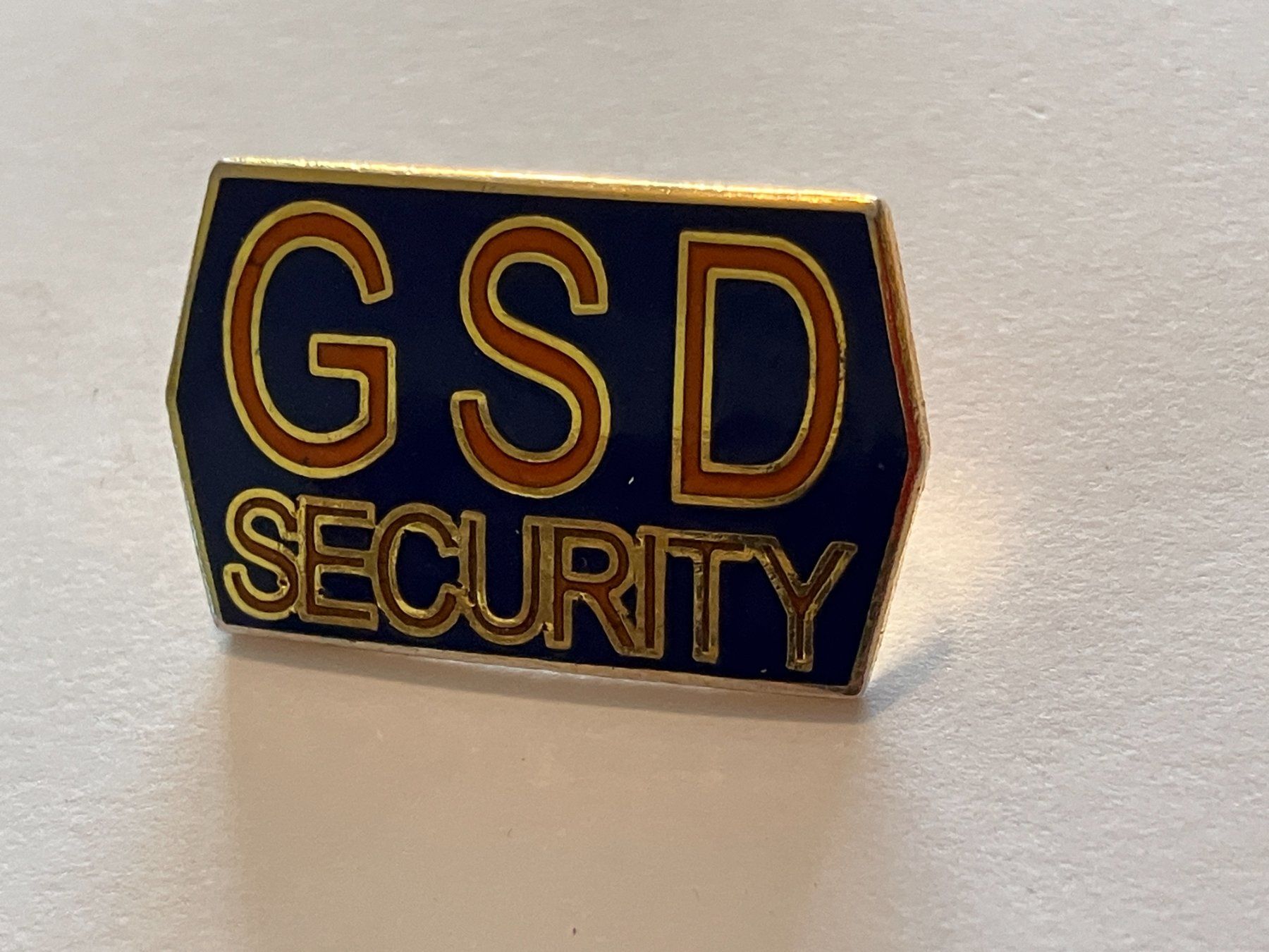 Placchette & Badge: 1 Pin GSD Security – Usato da Basel venduto da djwwpp