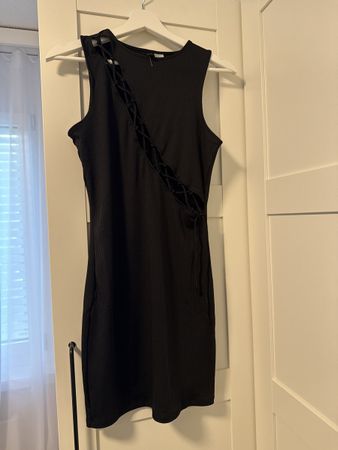 Kleid schwarz Grösse M H&M gerippt mit Schnürung