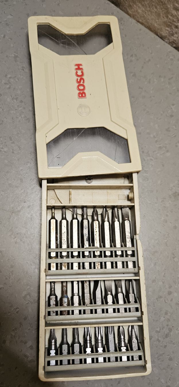 Bosch Alle Werkzeuge: Bosch Bit-Set im Koffer  – Gebraucht aus Baar von Vel...Baar45