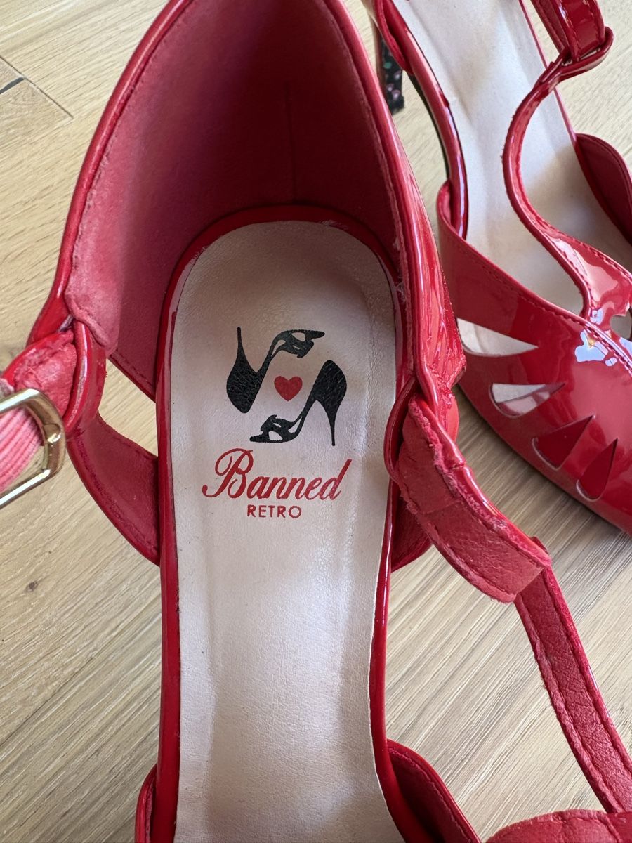 Scarpe da donna: Rote retro Pumps mit Kirschen, Grösse 40, 1x getragen – Usato da Muntelier venduto da a_g_6bw2 1