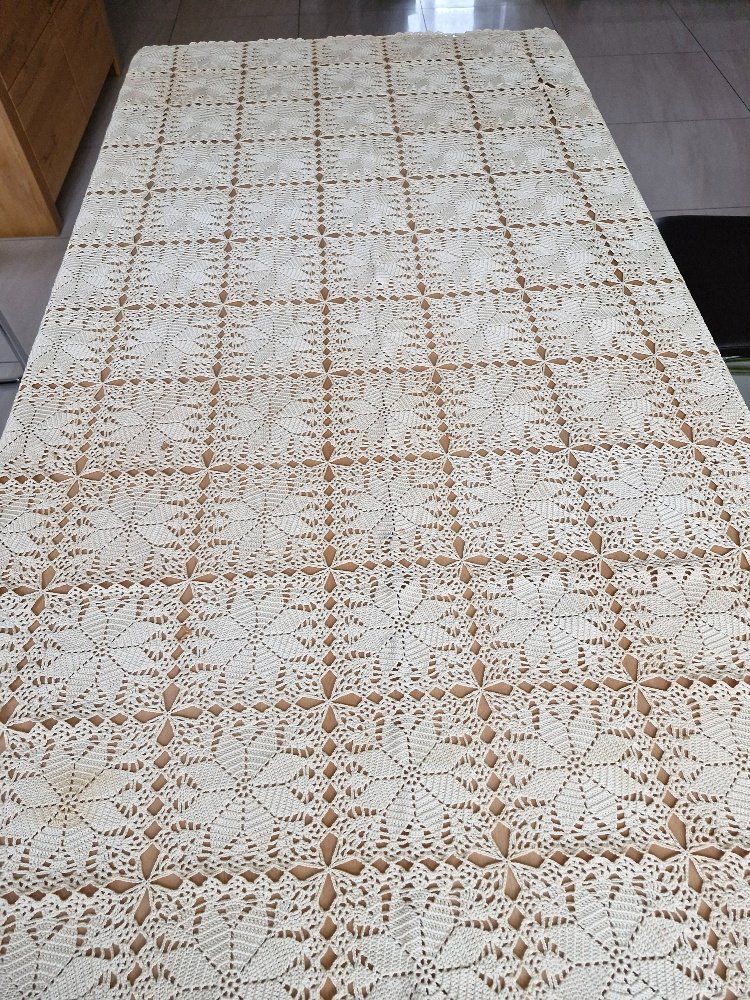Altra biancheria da tavola: Tischdecke gehäkelt 127x175 cm – Usato da Gerzensee venduto da Neggimann