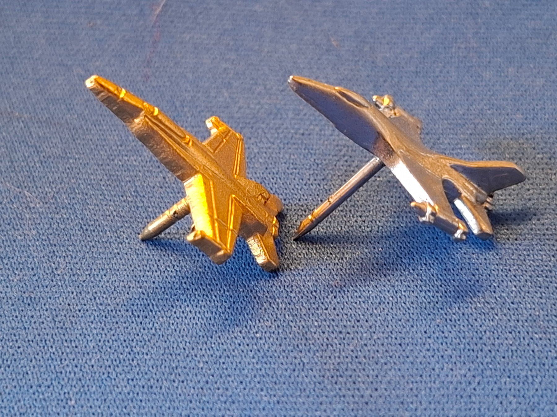 Schweizer Armee Placchette & Badge: Flugzeug FA-18 Pins, Anstecker, 2 Stk. – Usato da Schlieren venduto da Svenja7 1