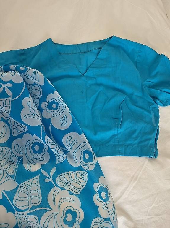 Tops: Sahri blau mit Blumen – Gebraucht aus Spreitenbach von dde_5k86