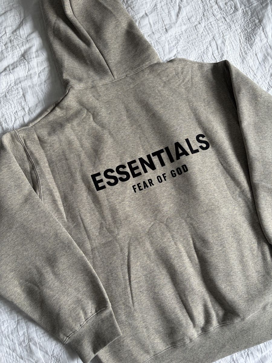 Costumes, combinaisons de sport et fonctionnelles: Ensemble Essentials gris  – Neuf (Voir description) à Le Lignon par hzrl 2