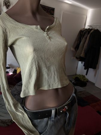 Hellgrüner langarmpulli mit Knöpfen