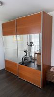 Kleiderschrank mit doppelter Schiebetür