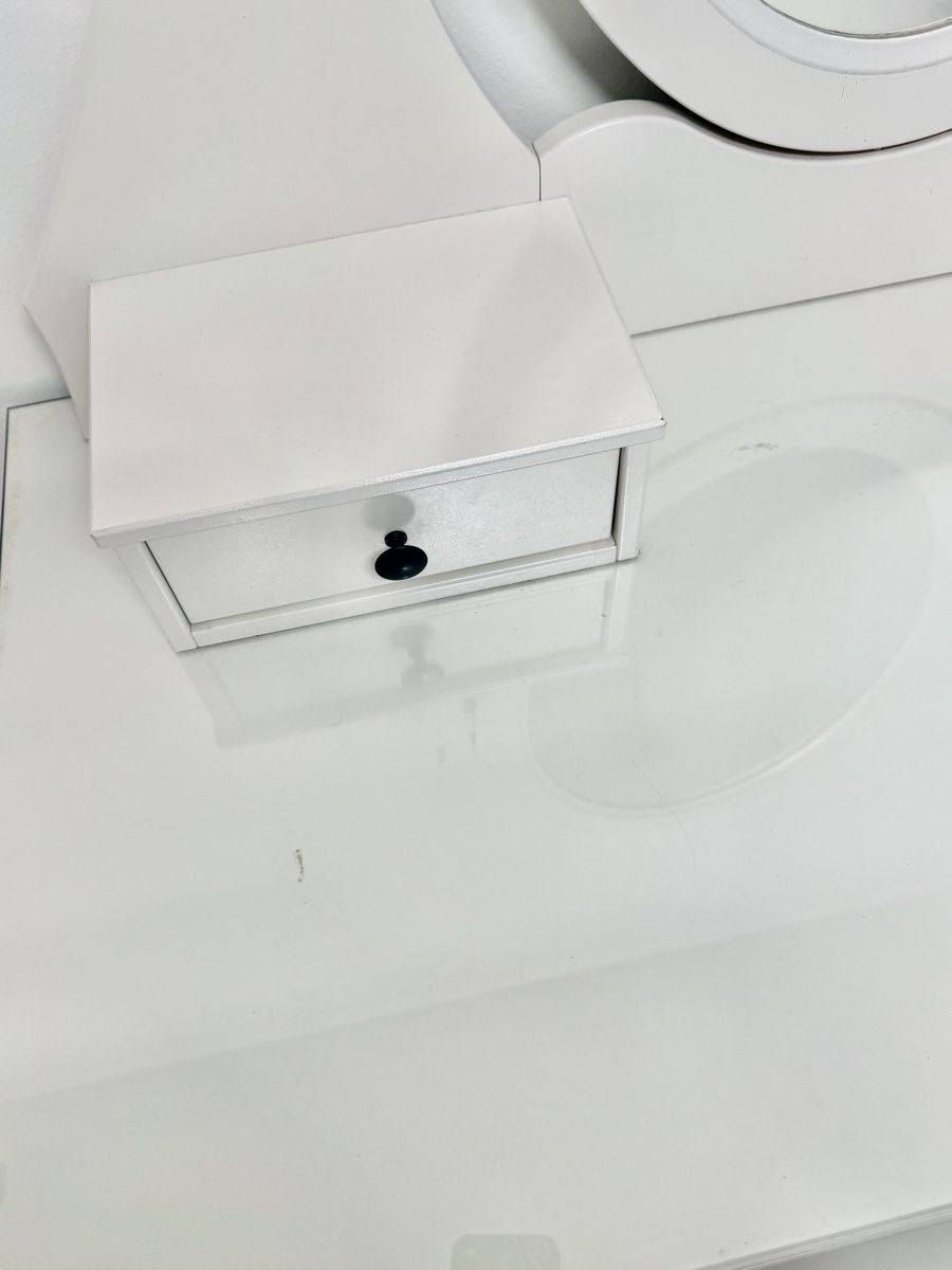Ikea Tavoli da trucco: Elegant White Dressing Table with Stool and Mirror – Usato da Langnau am Albis venduto da vitaklimova 1