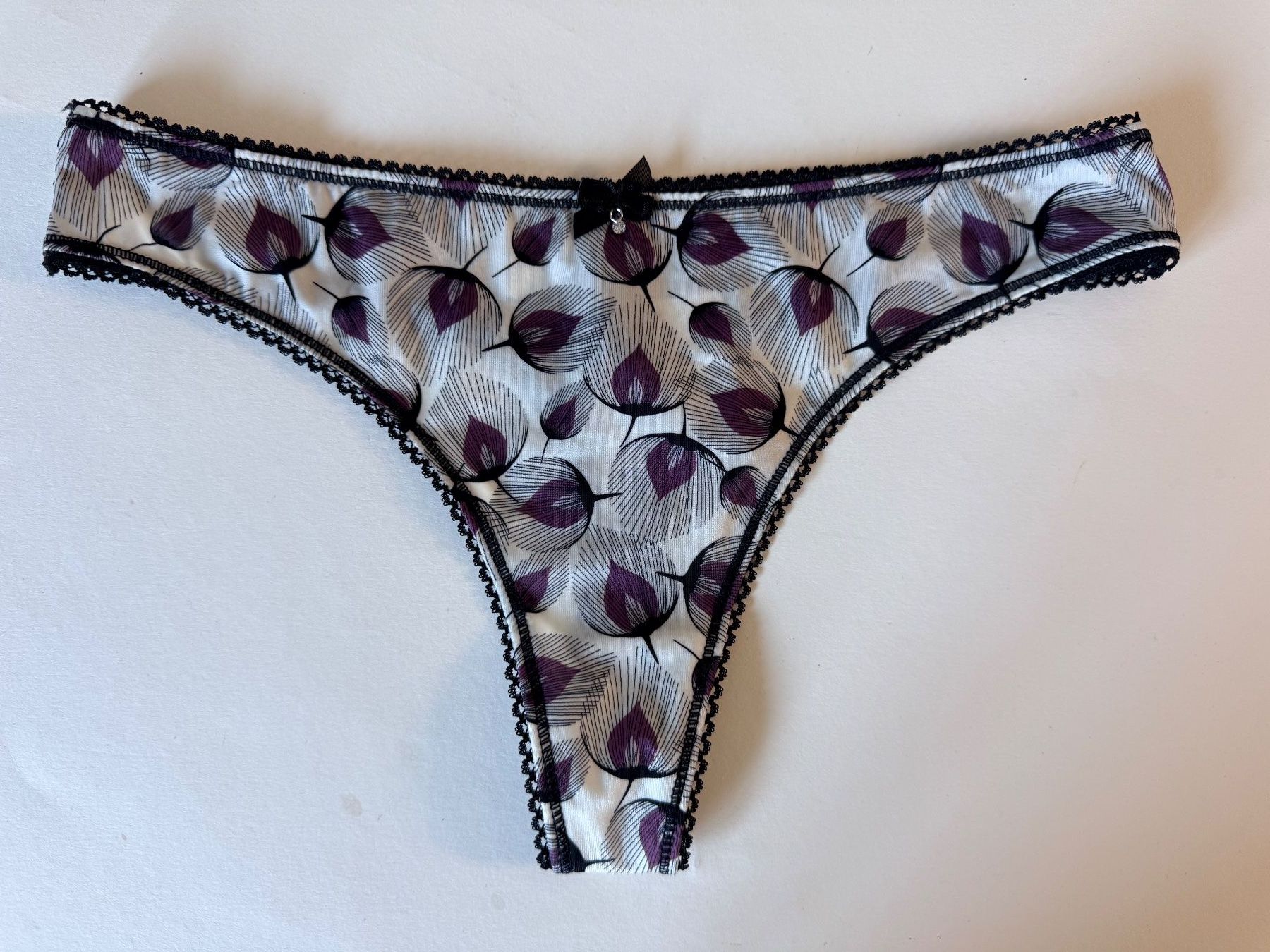 Beldona Altra biancheria intima: BELDONA, String ANTJE, Grösse S, Farbe Weiss/Violett – Nuovo e nell'imballaggio originale da Rudolfstetten venduto da gst_g7xl