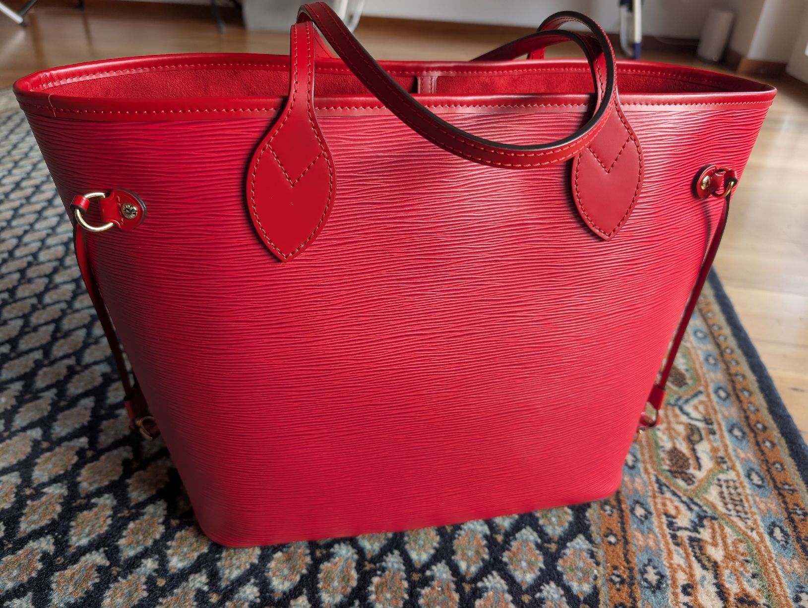 Louis Vuitton Taschen für Damen: Louis Vuitton Red Epi Leather Neverfull Bag + Pouch – Neu (gemäss Beschreibung) aus Glis von livespringly 8