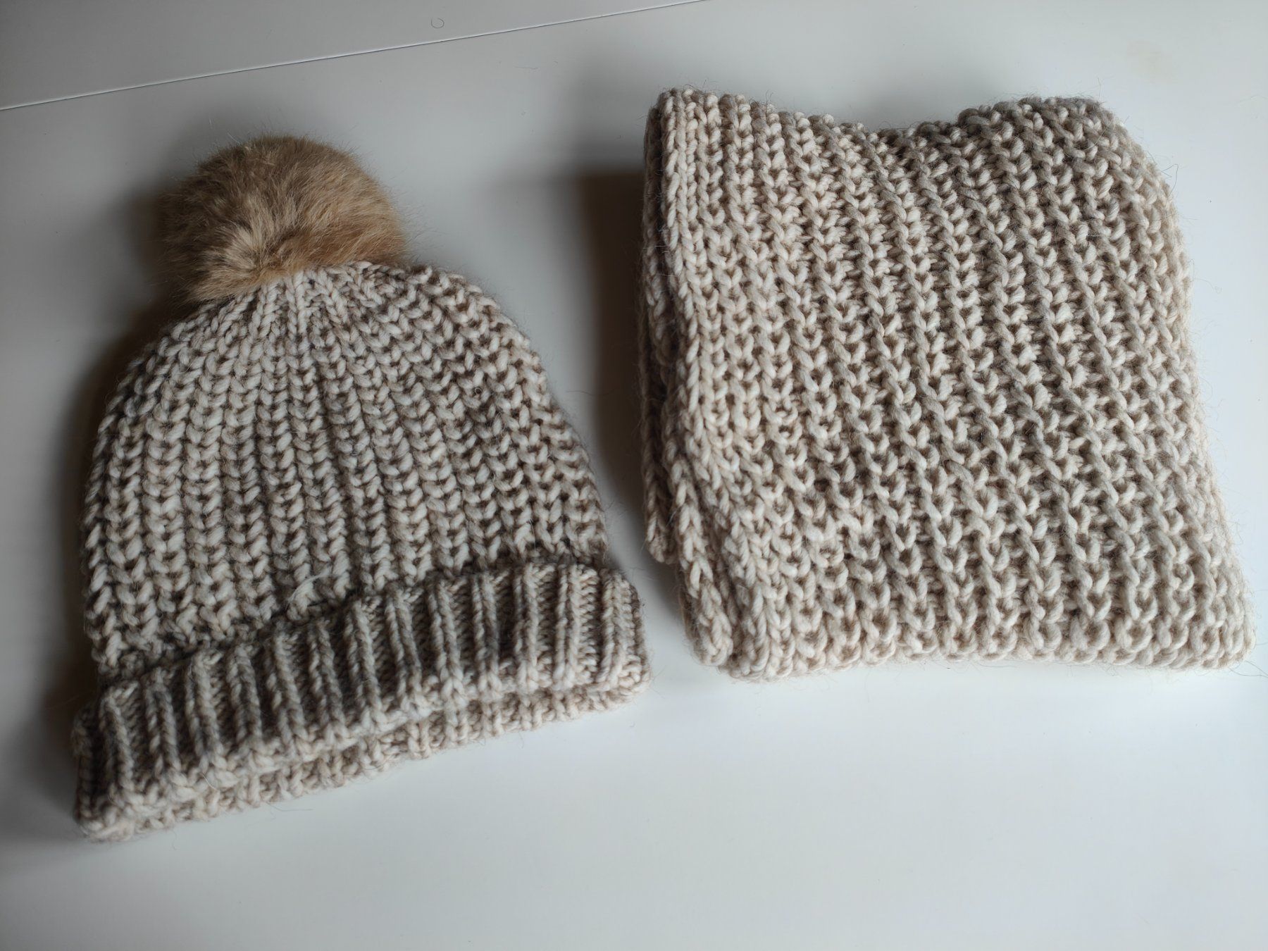 Foulard & Sciarpe: Ensemble bonnet écharpe – Usato da Penthalaz venduto da Cortis