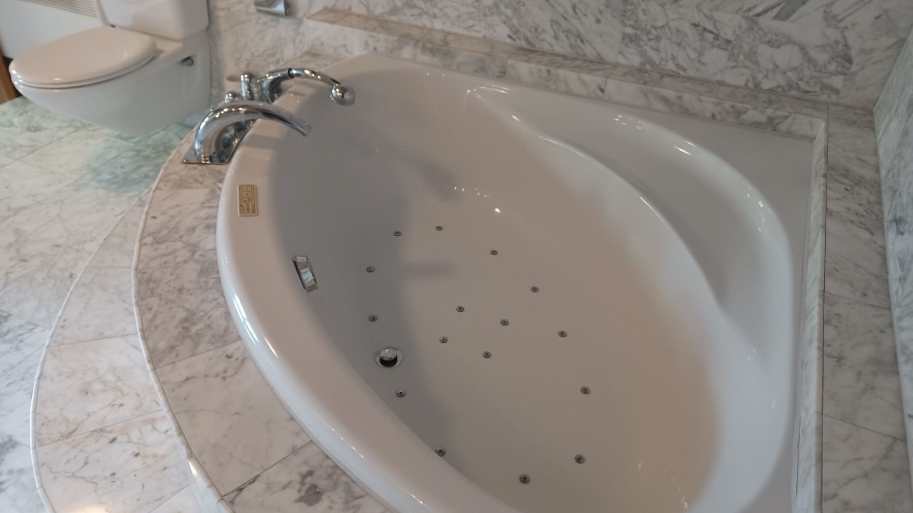 Vasche da bagno: Komplettes Bad Whirlpool Badewanne Eckbadewanne – Usato da Immensee venduto da bubi19