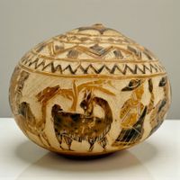 Boite à bijoux en calebasse gravée avec couvercle. Pérou