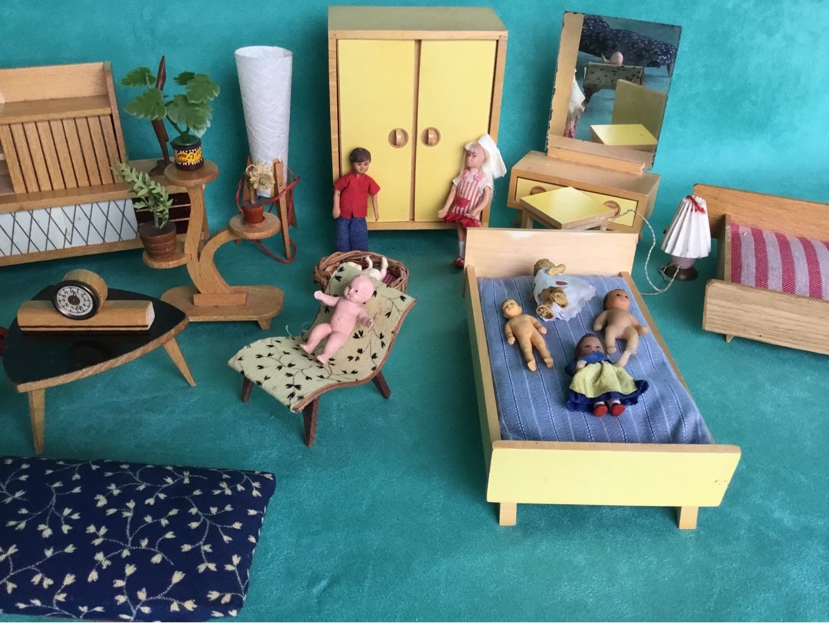 Case e mobili per bambole: Diverse antike Puppenstuben Sachen – Usato da St. Gallen venduto da Apollo_19 9