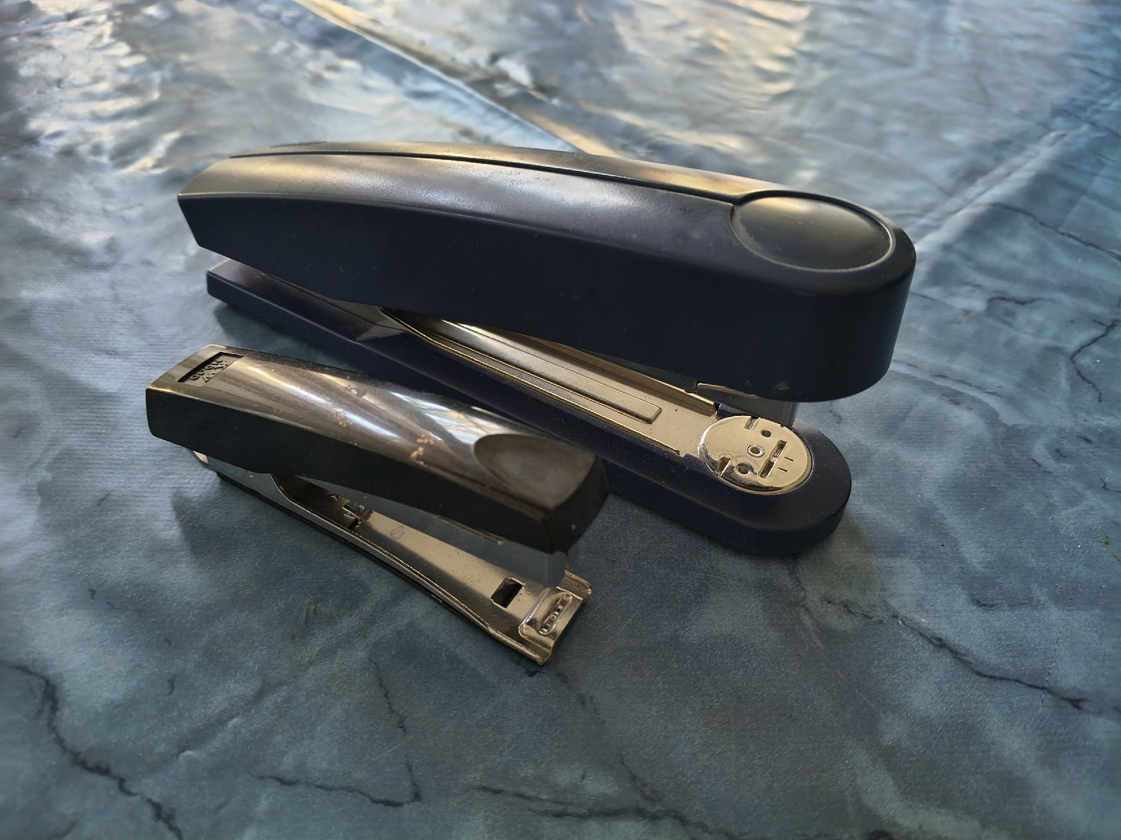 Tutti gli attrezzi: Staplers blue and black set used condition – Usato da Zürich venduto da TrainLine 2