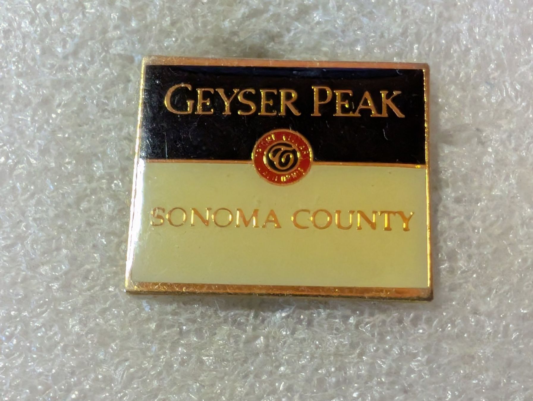 Placchette & Badge: Ansteckpin 18: Geyser Peak – Usato da Oppligen venduto da Pin-Fall-Shop