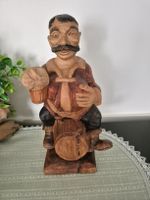 Holzfigur Biertrinker auf Fass handgeschnitzt 