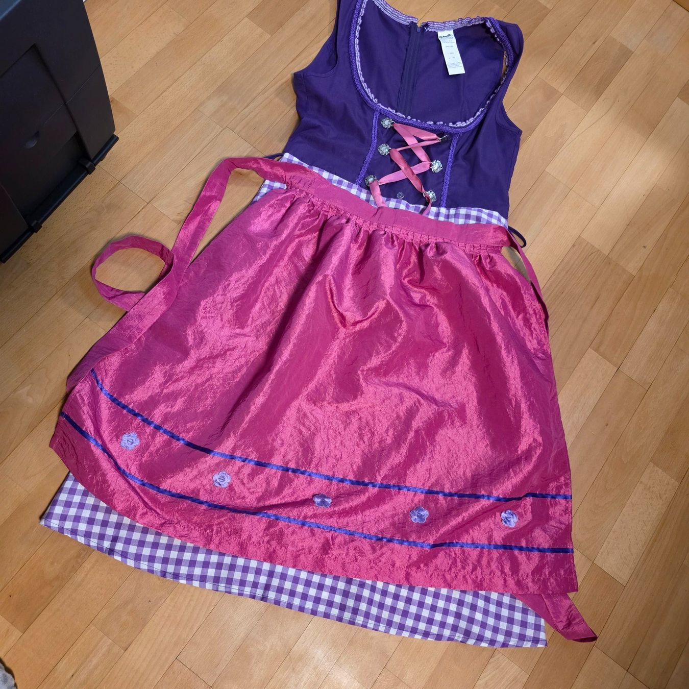 Costumi: Dirndl Gr. 38/40 lila-pink Konfetti Modelle – Usato da Wald ZH venduto da CapLux 9
