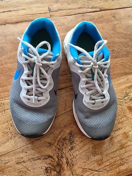 Nike Chaussures garçon: Nike Schuhe Gr.35.5 – D'occasion à Oberrieden par Raja011 2