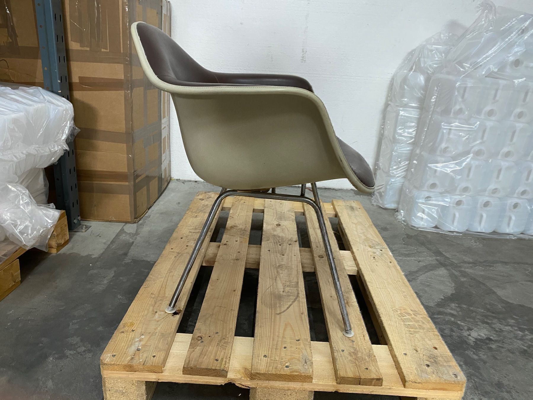 Eames Stühle: Eames Arm-Chair in Parchment / braun – Gebraucht aus Oberentfelden von Swissair72 3