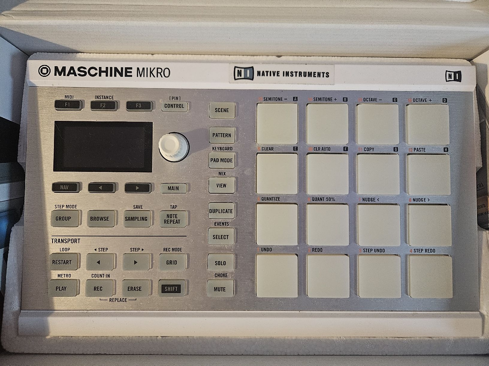 Native Instruments Console di mixaggio: Micro Mashine MK2 blanc avec CD de lancement NativeInstrume – Usato da Movelier venduto da RICARLOS 1