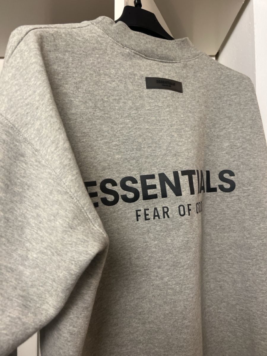 Fear of God Maglioni & Felpe: Grey Essentials Crewneck Sweatshirt  – Usato da Bern venduto da fen_7rn8