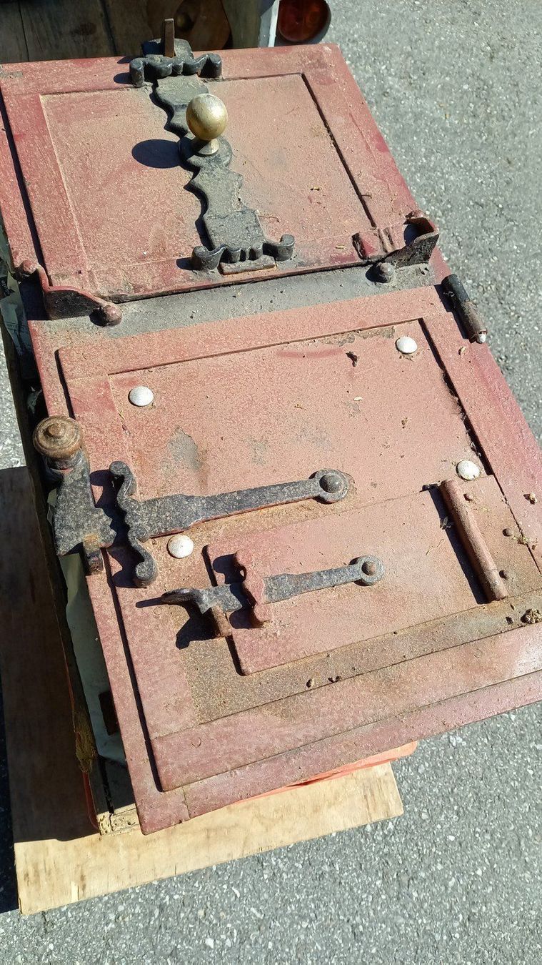 Sonstiges antikes Mobiliar: Kachelofen braun – Gebraucht aus Weissbad von  2