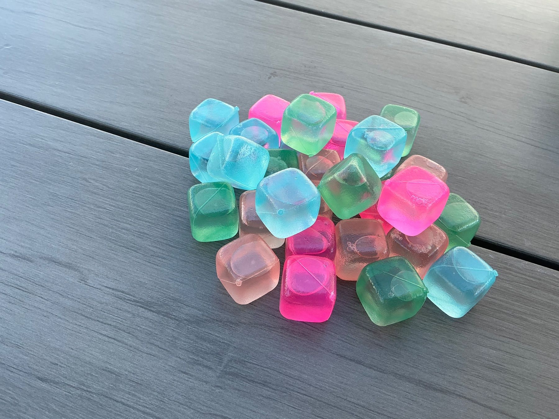 Tutte le decorazioni: Wiederverwendbare Eiswuerfel bunt 30 Stueck neu – Nuovo (secondo la descrizione) da Würenlos venduto da Starceve