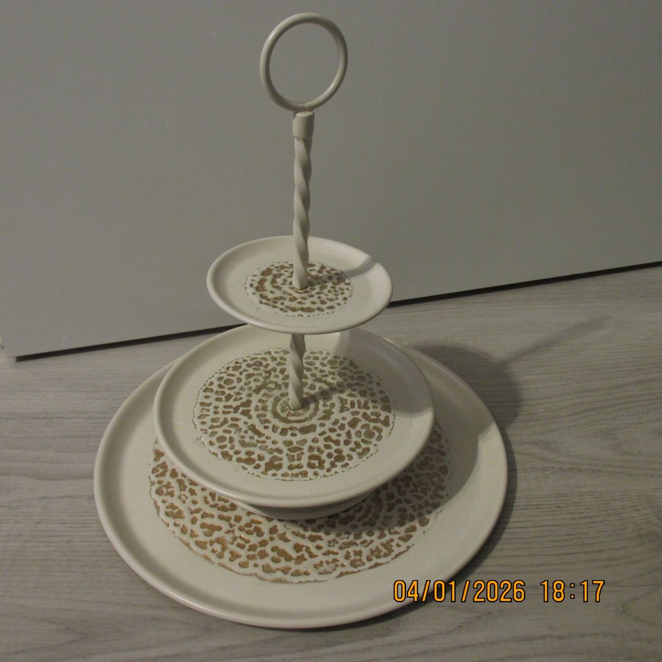 Piatti di portata: Vintage Etagere/ Servierständer, 2-stufig & passender Teller – Usato da Galgenen venduto da Forflowers 1