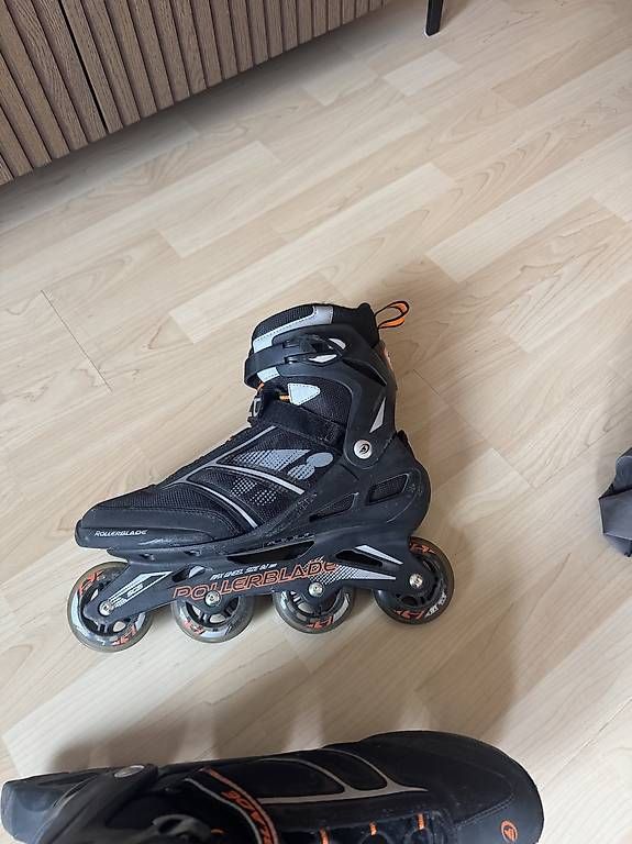 Pattini in linea & Pattini a rotelle: Rollerblades/Inlineskates schwarze gebraucht – Usato da Küssnacht am Rigi venduto da rob_y5sl 1