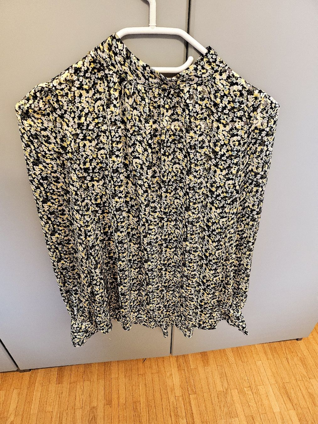 H&M Blusen: joli chemisier floral – Neu (gemäss Beschreibung) aus La Tour-de-Peilz von mar_2r26 1