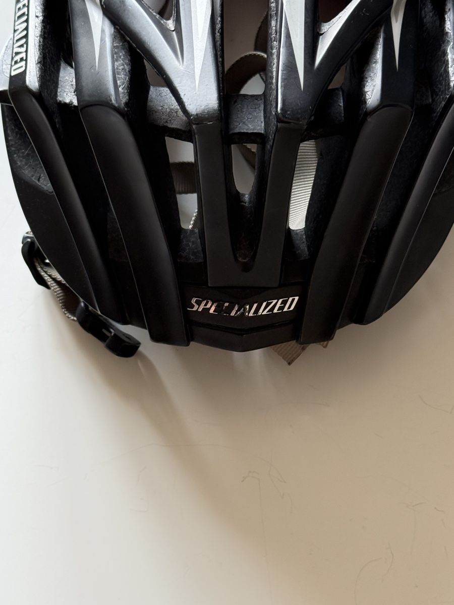 Specialized Casques: Velohelm Specialized schwarz/silber – D'occasion à Bern par leo_lnw8 1