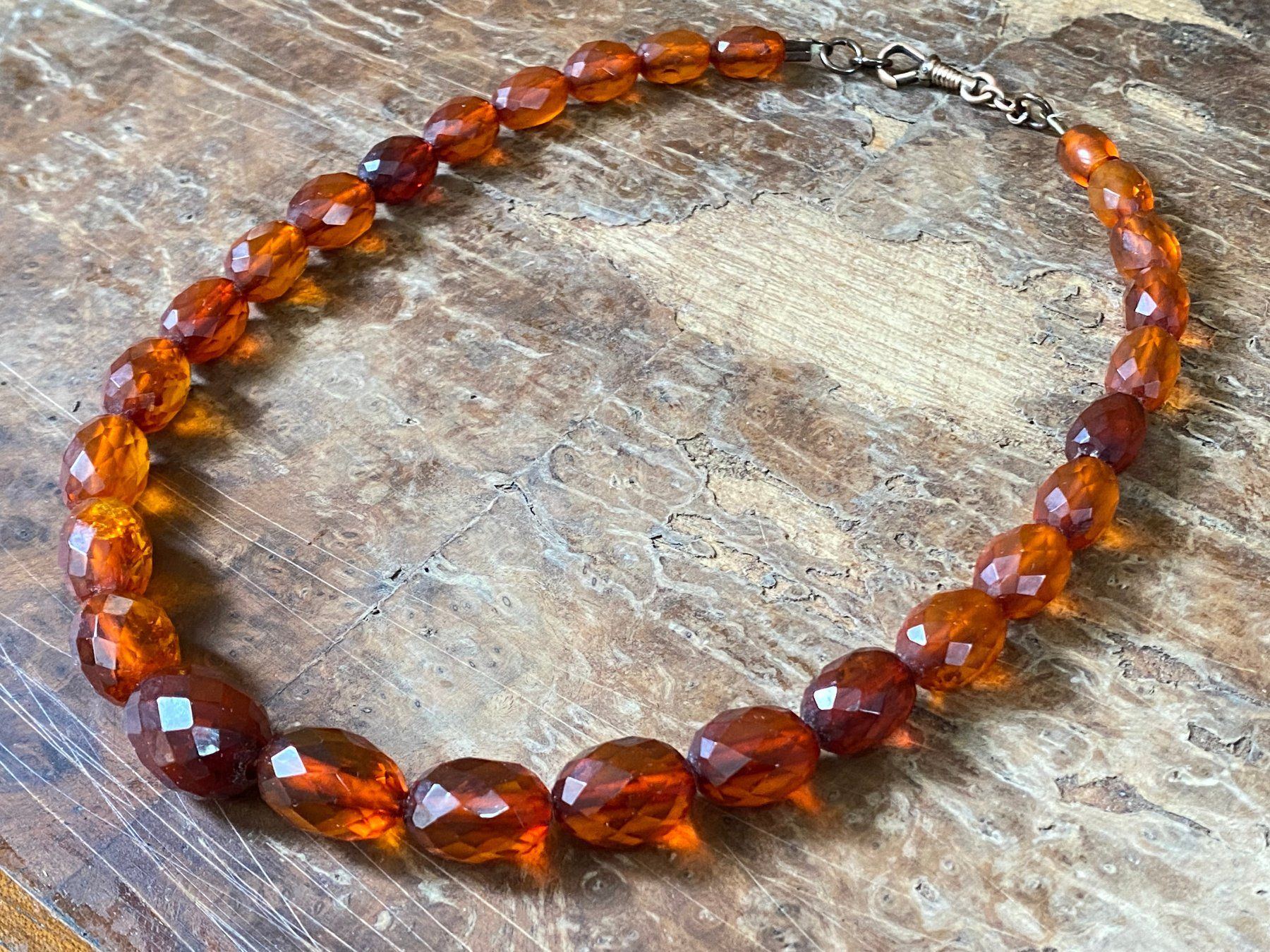 Catenine: Vintage Elegante Facettierte Bernsteinkette – Usato da Schaffhausen venduto da vintageville 3