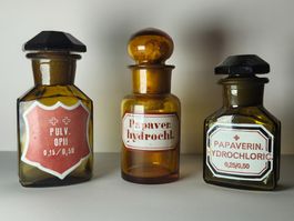 3x Alte Apothekerflaschen Opium