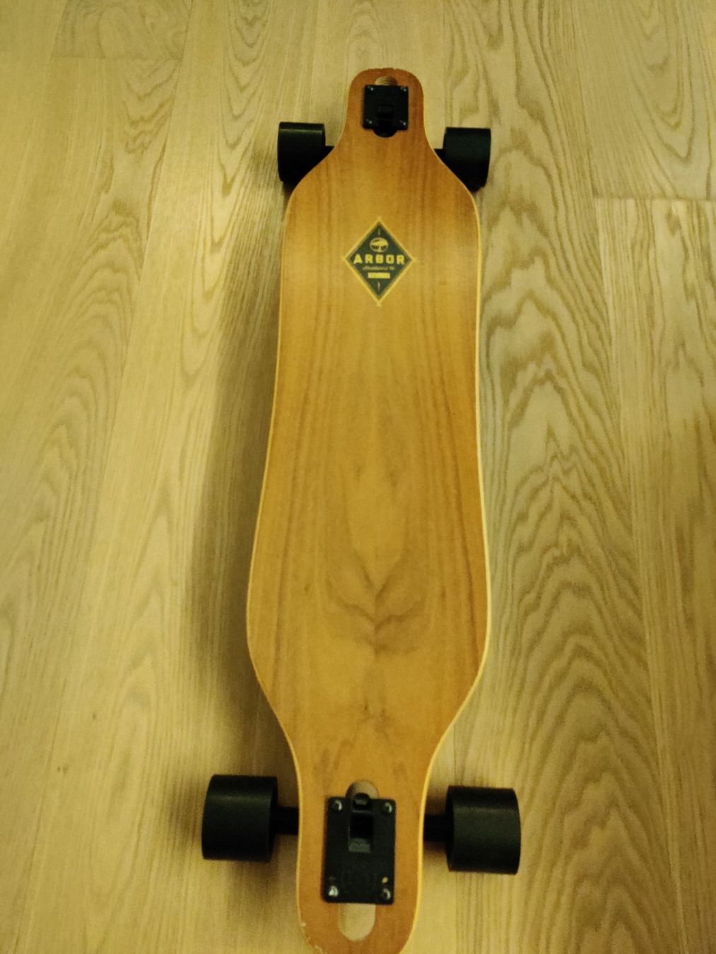 Arbor Skateboards: Longboard Arbor The Axis Holz-Design – Usato da Winterthur venduto da Ookean