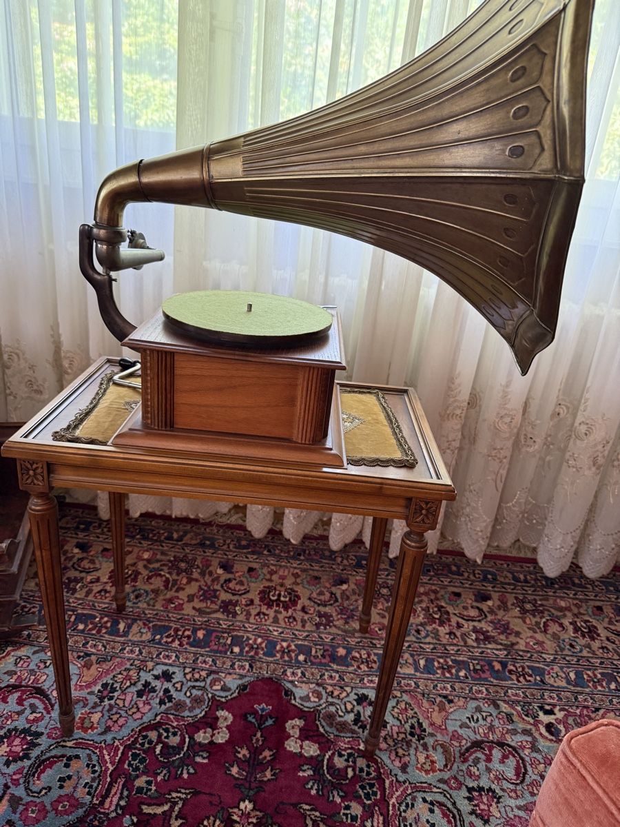 Giradischi: Gramophone à pavillon sur meuble – Usato da Clarens venduto da Gabi0062
