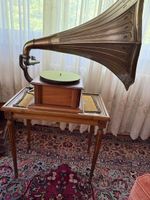 Gramophone à pavillon sur meuble