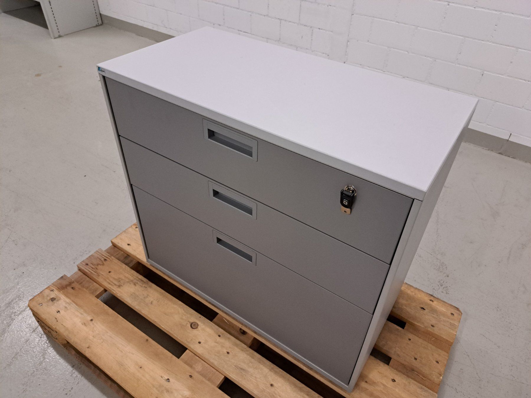 Lista Schränke: Sideboard Lista Office mit Schubladen grau – Gebraucht aus Embrach von lichttechnik 1