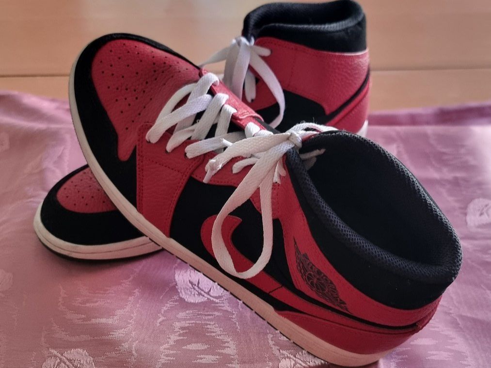 Jordan Scarpe da uomo: NIKE AIR JORDAN 1 MID "REVERSE BRED" TRAINERS Gr.44! – Usato da Raron venduto da Skyler68 1