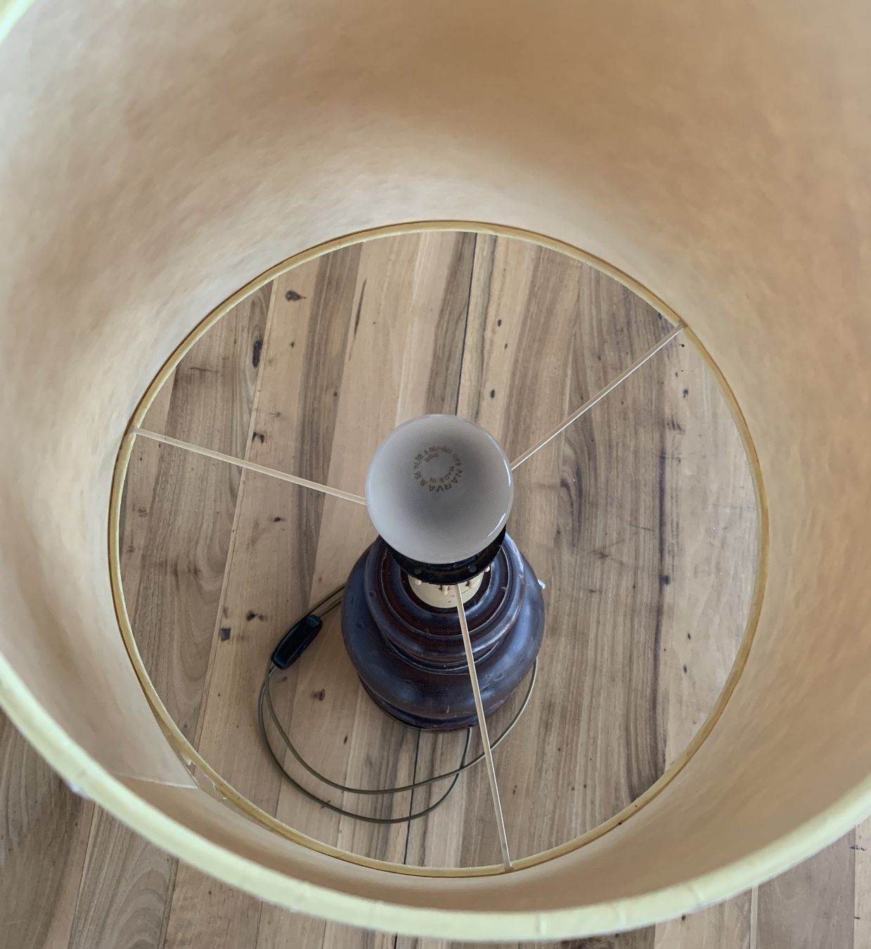 Lampade: Shabby Chic Tischlampe mit massivem Holzfuss – Usato da Birsfelden venduto da Emporio82 4