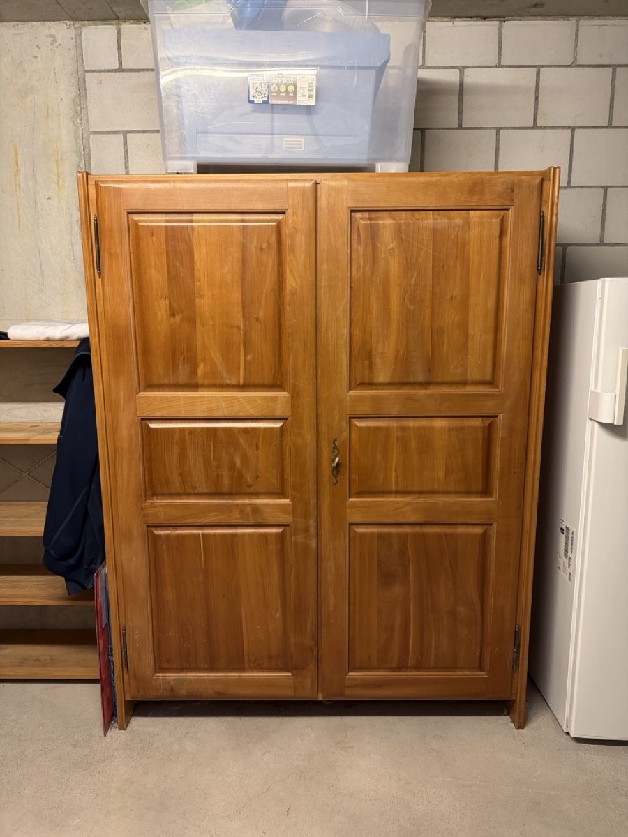 Schränke: Holzkleiderschrank – Gebraucht aus Wangen b. Olten von lla_9djn