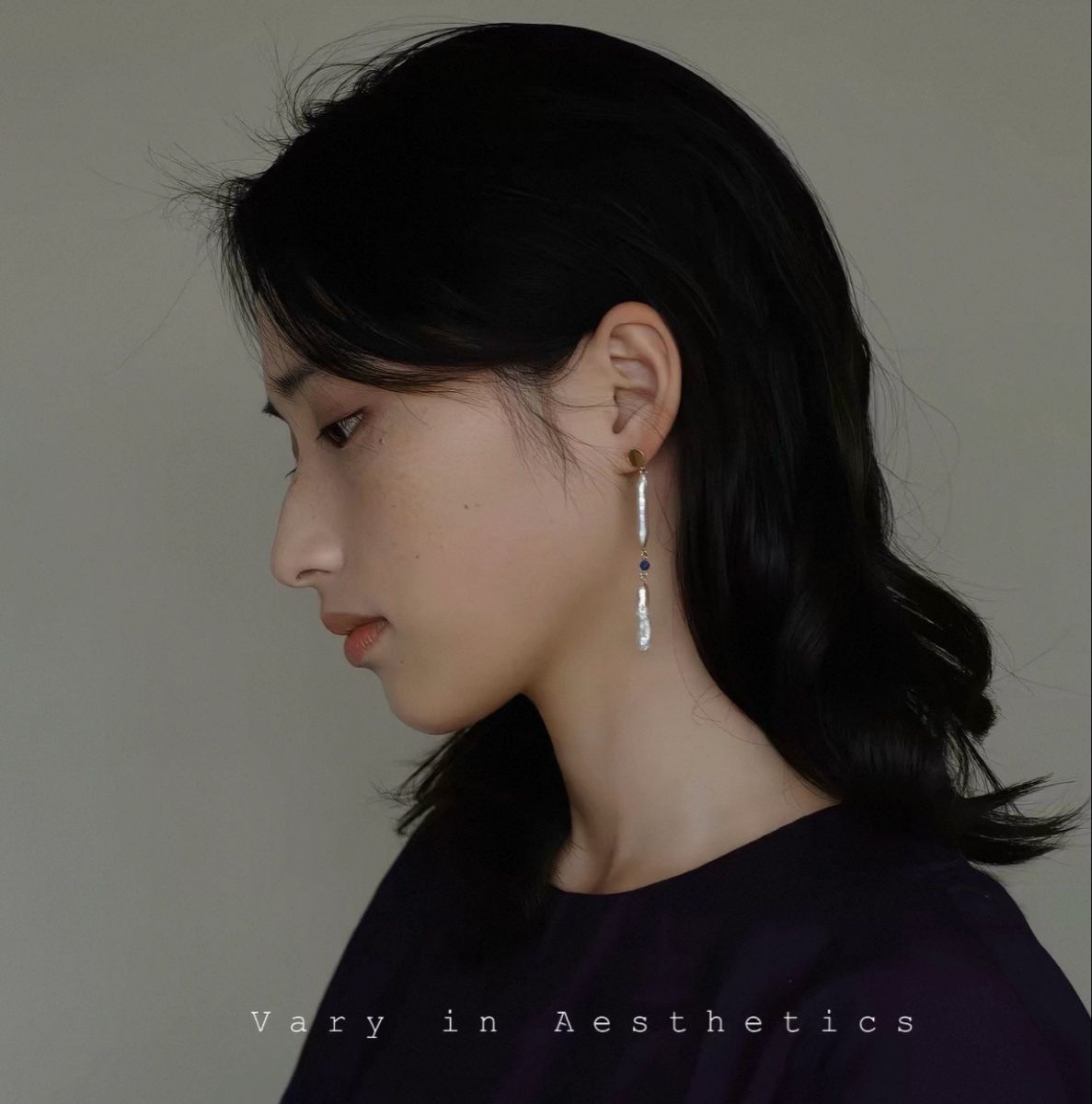 Orecchini pendenti & Orecchini a lobo: New with gift package Korean Pearl Drop asymmetrical Earring – Nuovo e nell'imballaggio originale da Basel venduto da 550_ckp6 3