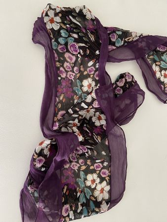 Buntes blumiges Tuch