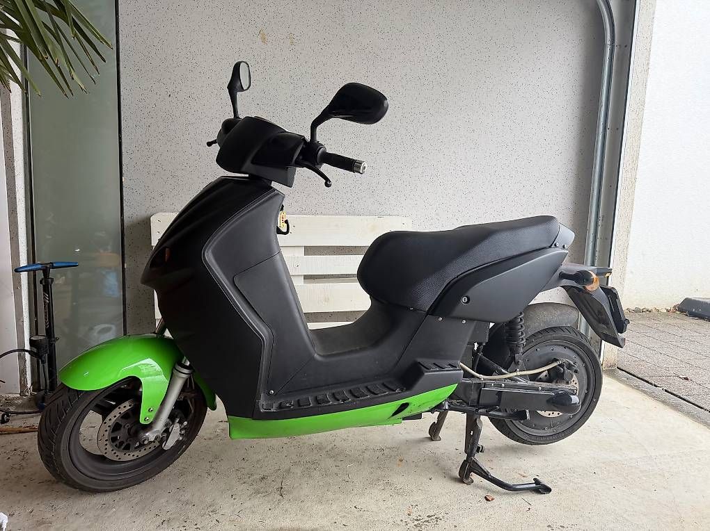 Scooter: Vengo 100 Elektroroller ab Service – Usato da Heitenried venduto da Ren_Fel