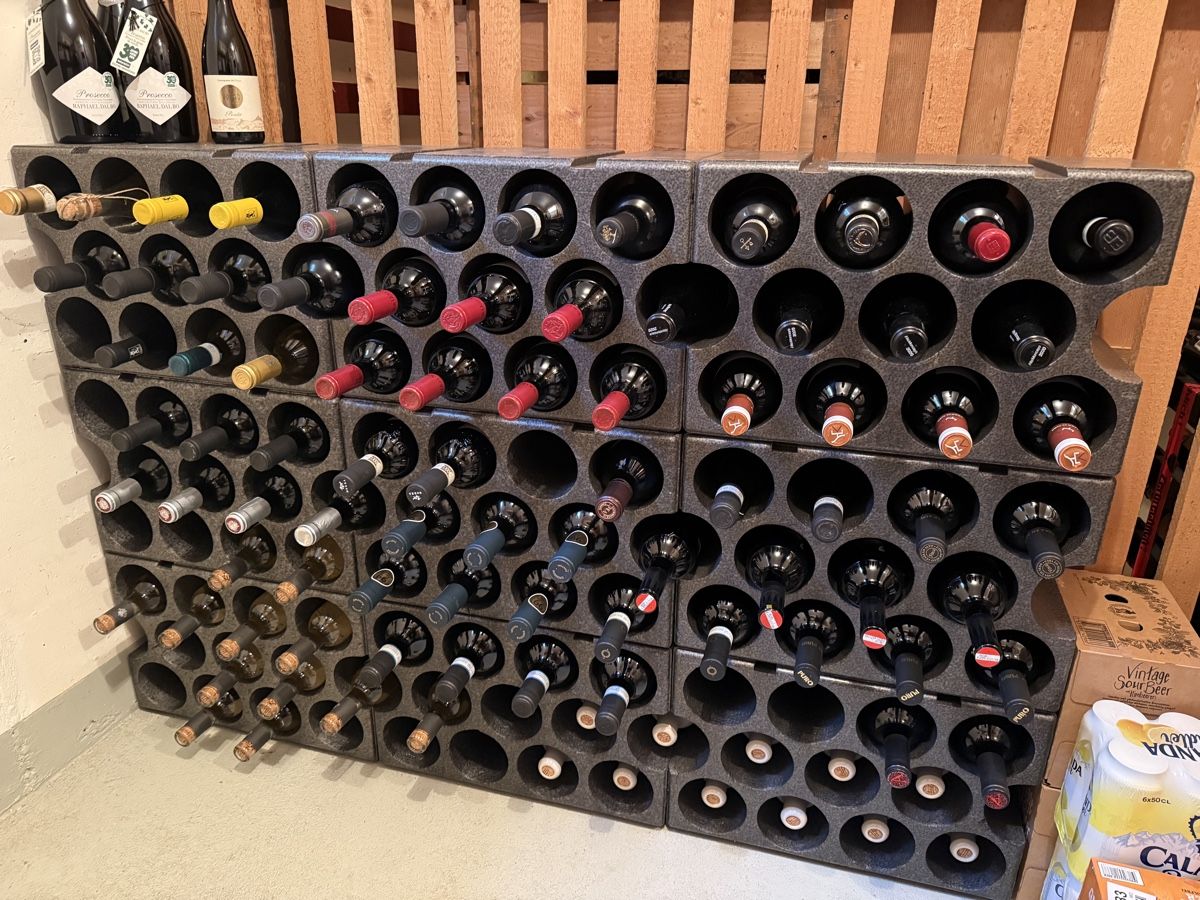 Weinregal aus Styropor für 105 Flaschen