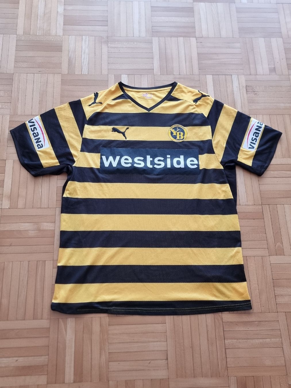 Young Boys Canottiere & Pantaloni: Young Boys 2009-2010 Heimtrikot – Usato da Suhr venduto da SariLacivert1907